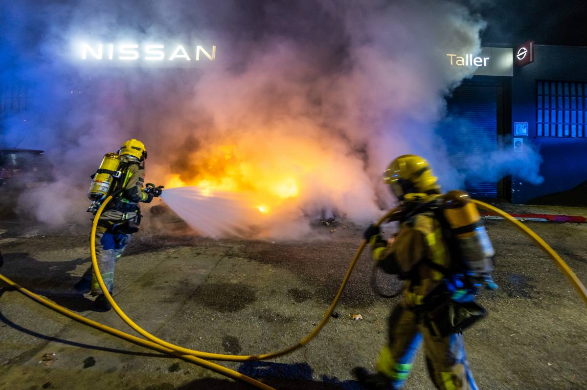 Violenta crema de contenidors a Sabadell - Juanma Peláez Violenta crema de contenidors a Sabadell