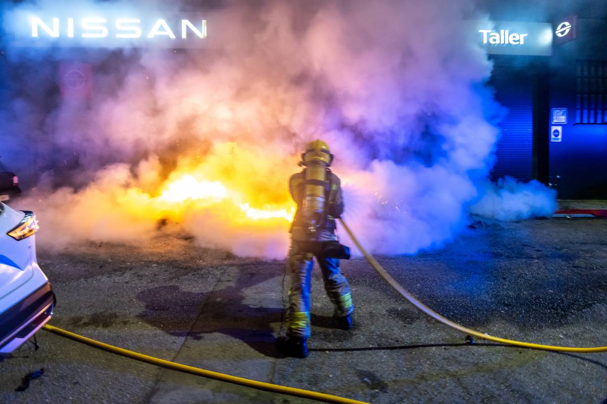 Violenta crema de contenidors a Sabadell - Juanma Peláez Violenta crema de contenidors a Sabadell