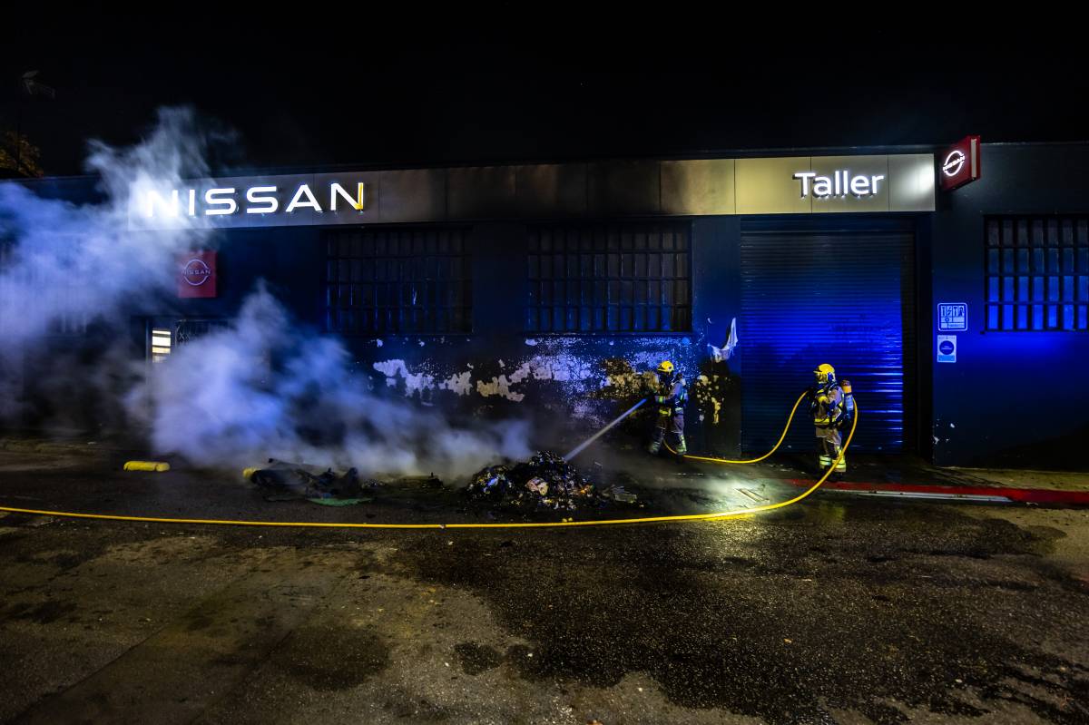 Violenta crema de contenidors a Sabadell - Juanma Peláez Violenta crema de contenidors a Sabadell