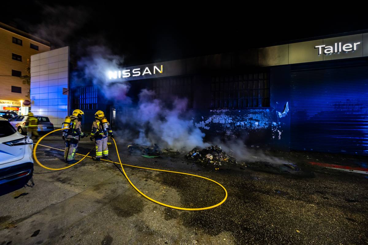 Violenta crema de contenidors a Sabadell - Juanma Peláez Violenta crema de contenidors a Sabadell