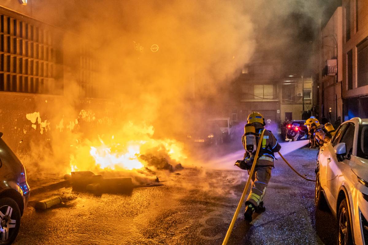 Violenta crema de contenidors a Sabadell - Juanma Peláez Violenta crema de contenidors a Sabadell