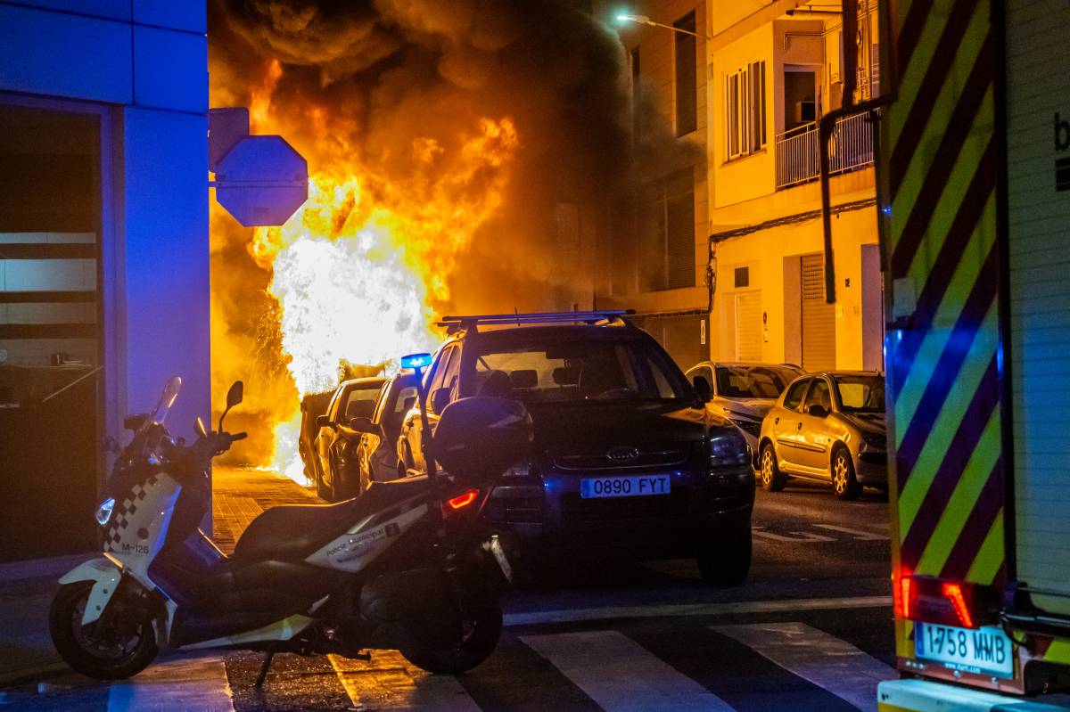 Violenta crema de contenidors a Sabadell - Juanma Peláez Violenta crema de contenidors a Sabadell