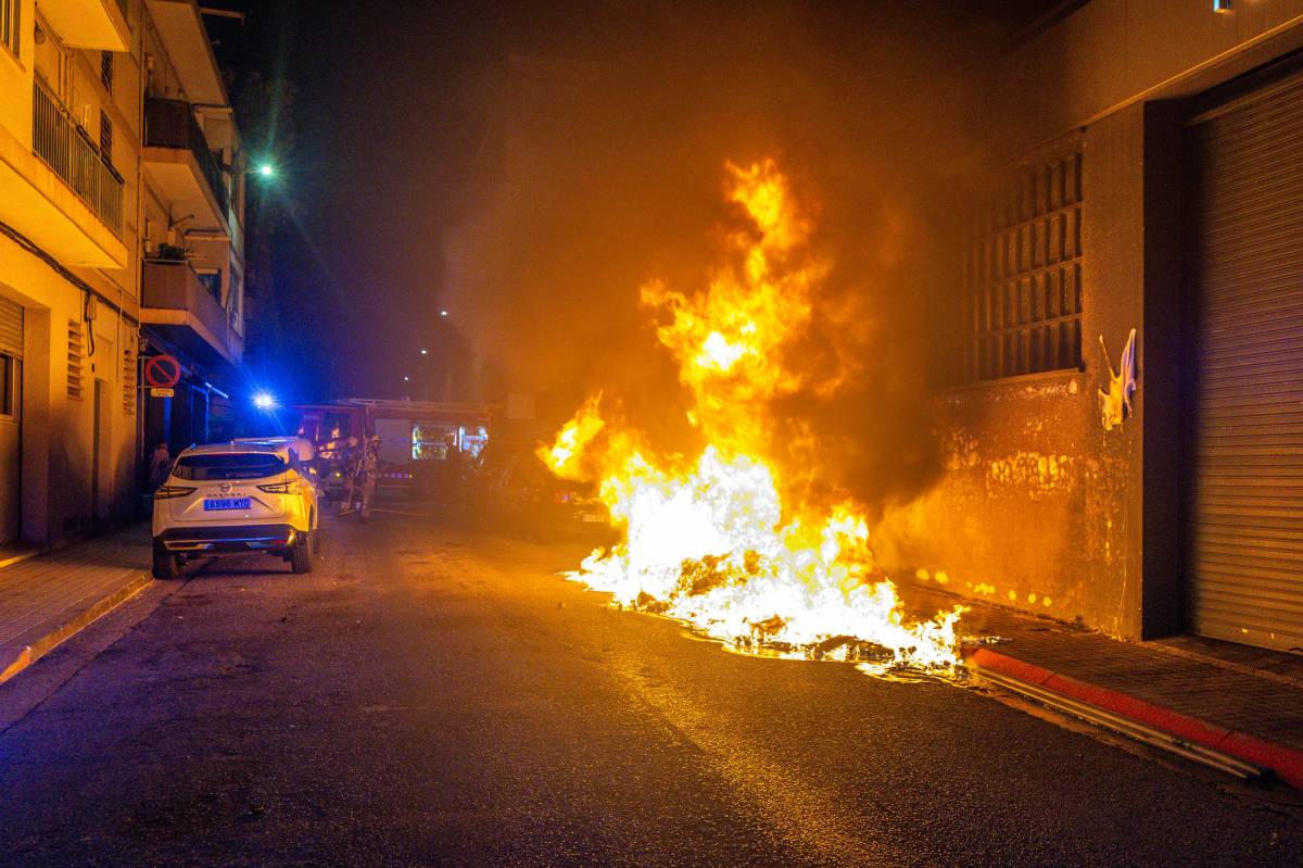 Violenta crema de contenidors a Sabadell - Juanma Peláez Violenta crema de contenidors a Sabadell