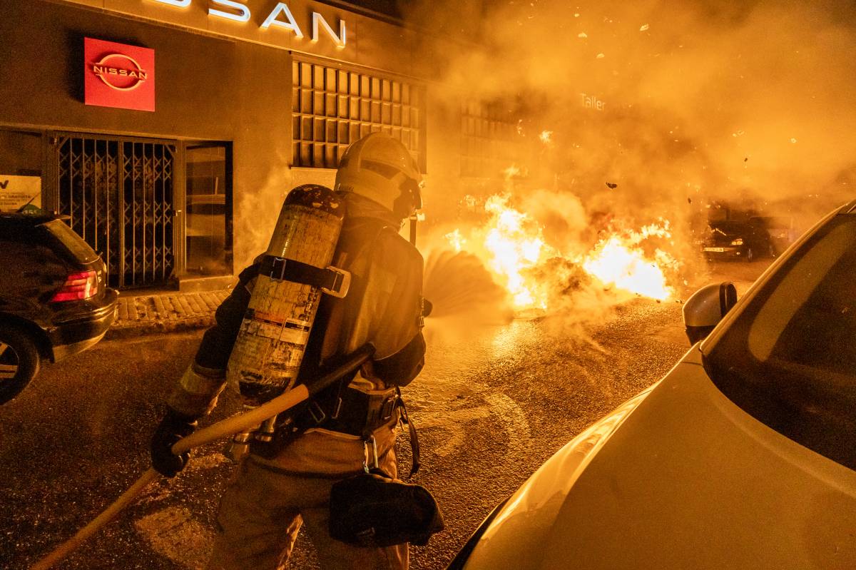 VÍDEO | Un violent incendi de contenidors a Sabadell afecta diversos cotxes i la façana d'una empresa