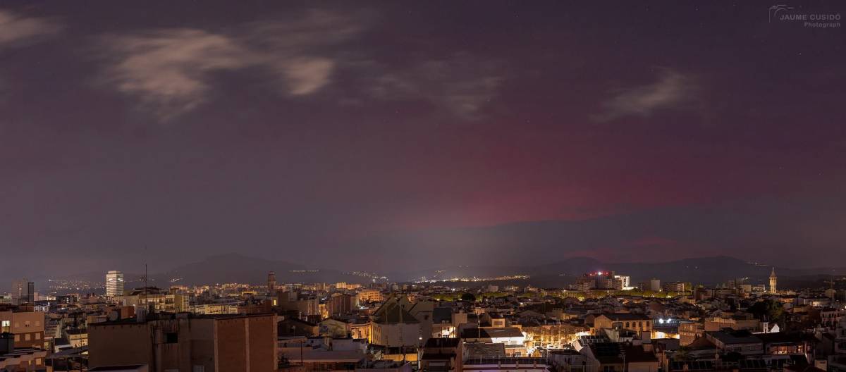 Una aurora boreal tenyeix el cel de Sabadell: "Aquí ens arriben de color vermell" 