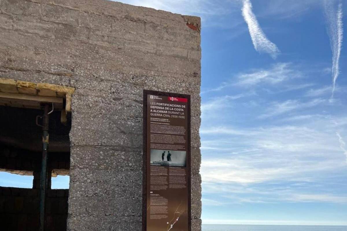Alcanar rehabilita els panells informatius dels nius de metralladora