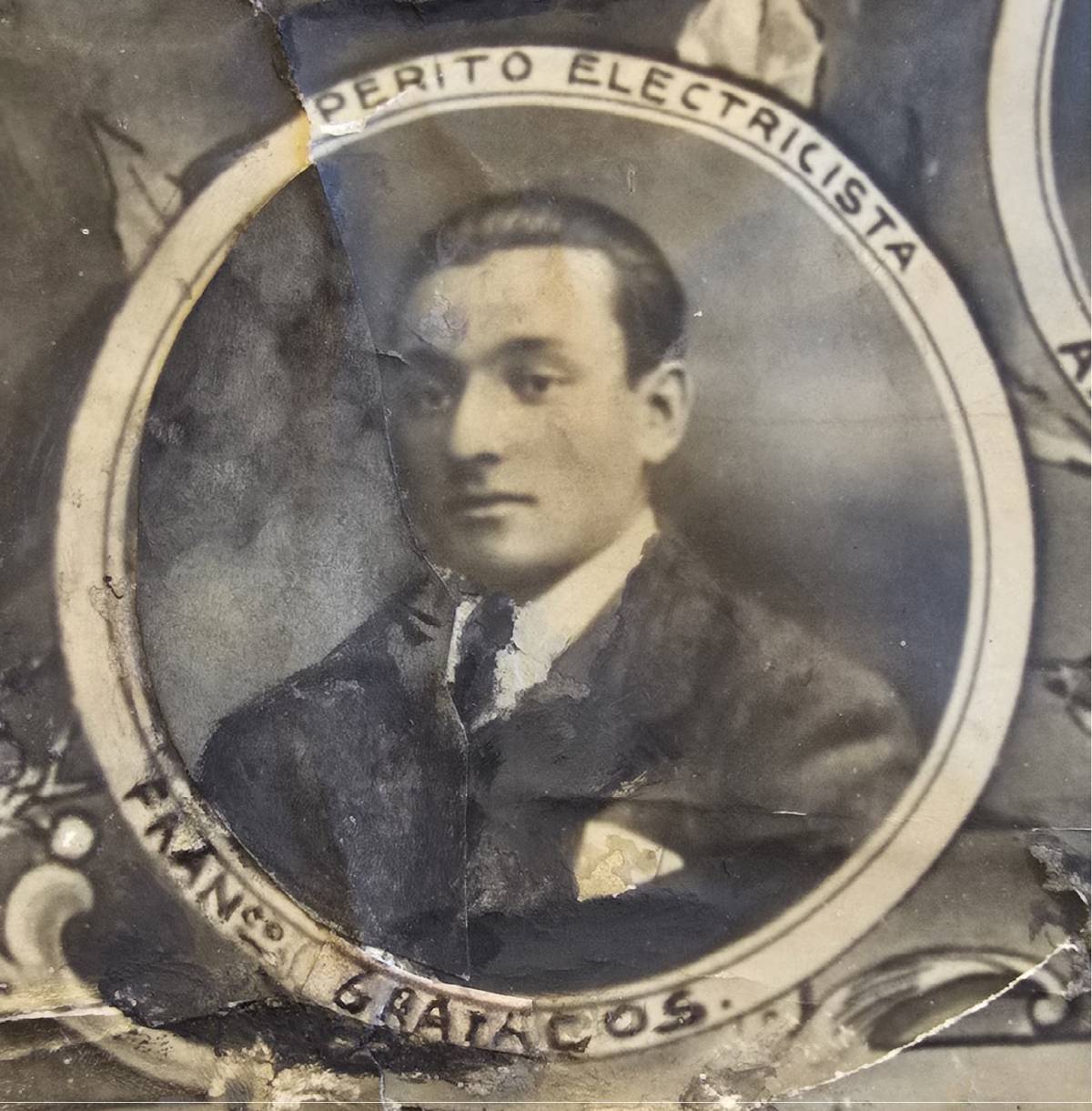 Detall de l’orla amb la fotografía del llavors recent graduat en enginyeria elècrica Francesc Gratacós - Eseiaat Detall de l’orla amb la fotografía del llavors recent graduat en enginyeria elècrica Francesc Gratacós