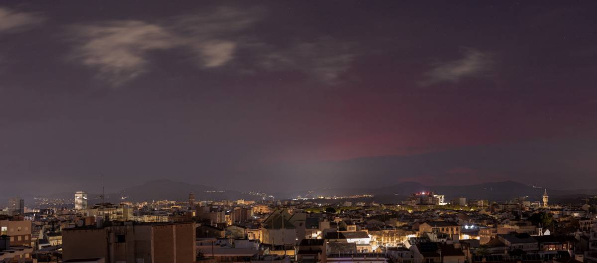Una aurora boreal tenyeix el cel de Sabadell: "Aquí ens arriben de color vermell" 