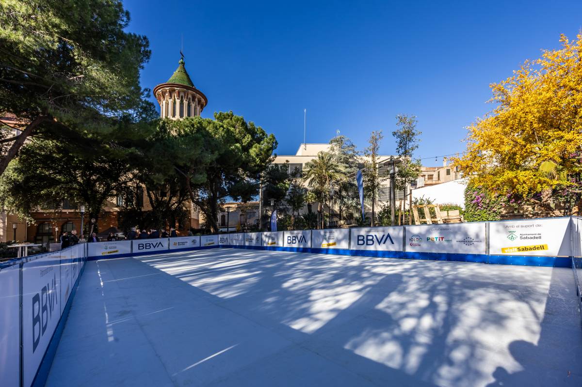 Pista de gel per Nadal als Jardinets de Sabadell - Juanma Peláez Pista de gel per Nadal als Jardinets de Sabadell