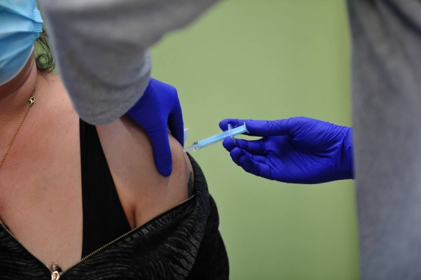 Com puc demanar cita per vacunar-me contra la grip i la Covid-19?