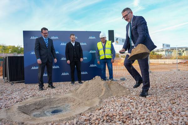 Adam inicia el compte enrere per al nou centre de dades