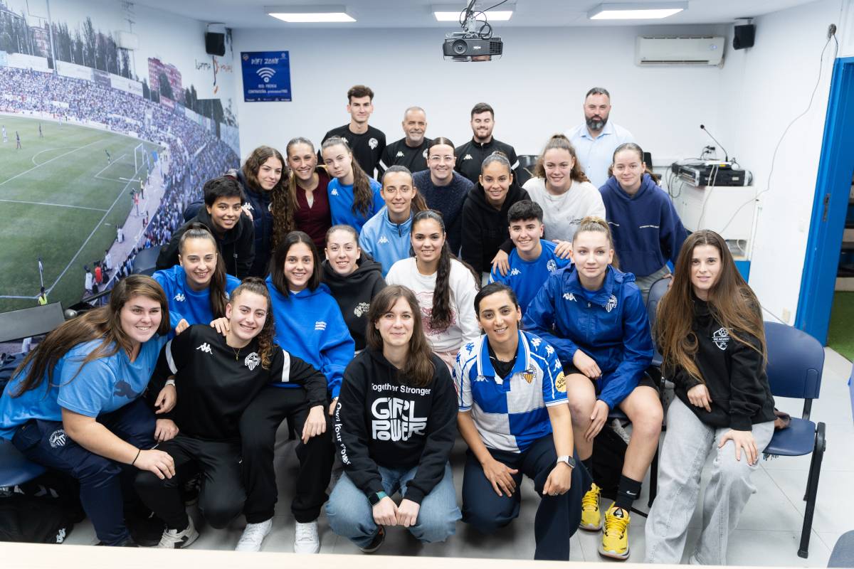 Foto de família del CES femení i la Khalida Popal i la Maria Salazar - David Chao