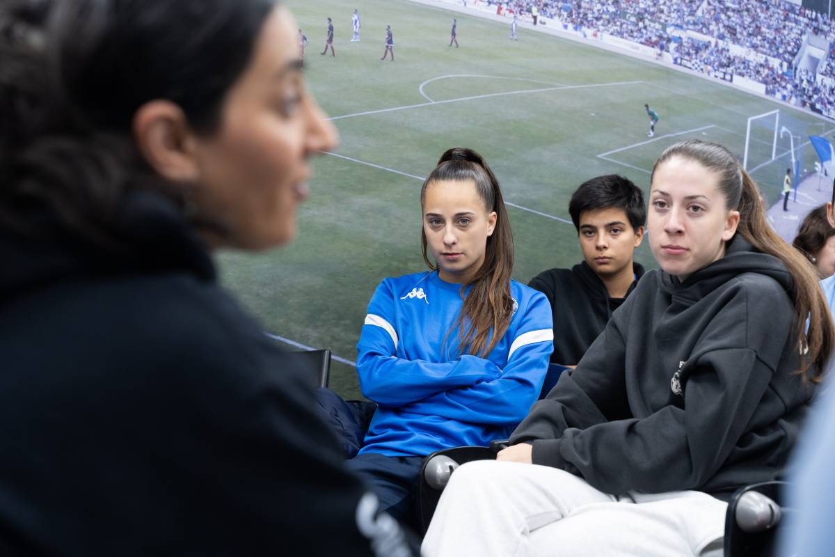 Jugadores arlequinades escoltant la ponència de l`activista