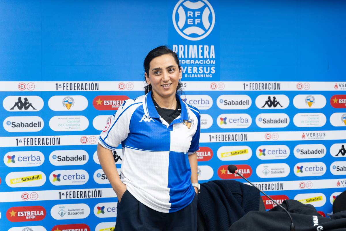 Les capitanes li han entregat una samarreta del Centre d`Esports