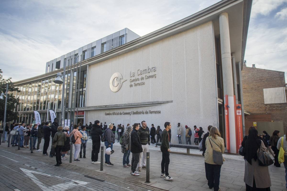 A quarts d’onze, la fila de persones que esperaven per entrar era notòria a les portes de la Cambra,