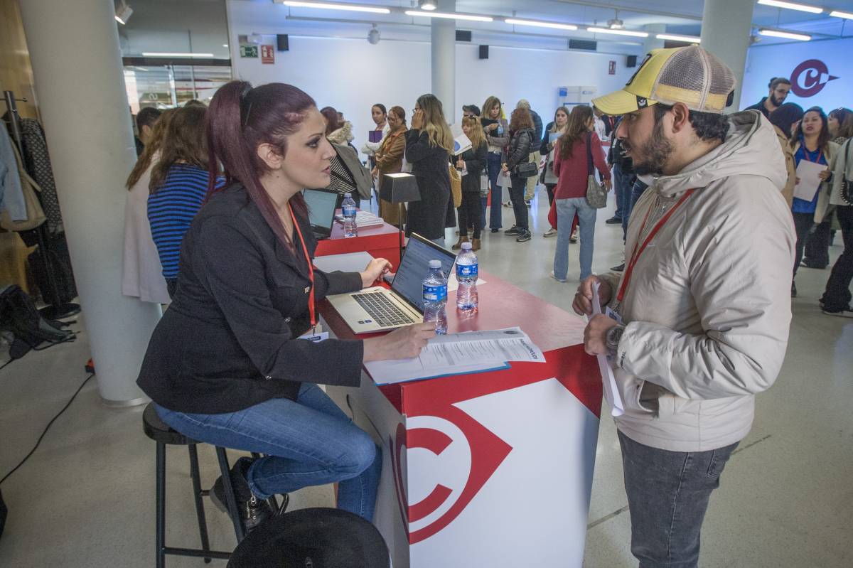 A la planta baixa de la Cambra s`ha habilitat una sala amb els estands de les empreses