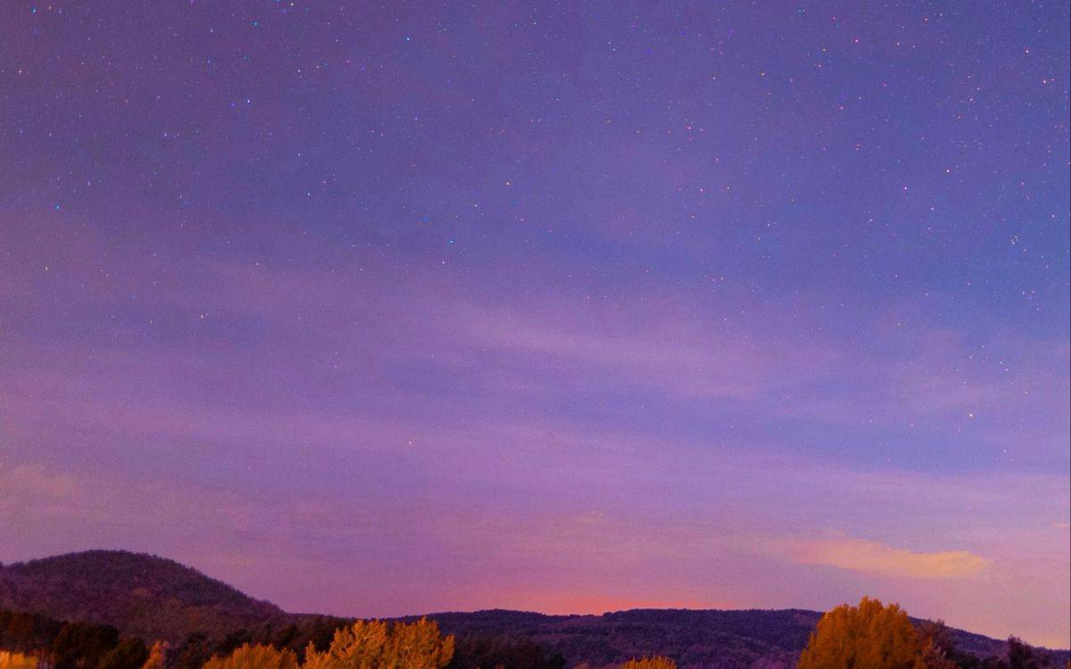 Una aurora boreal es deixa veure al cel fosc de Prades