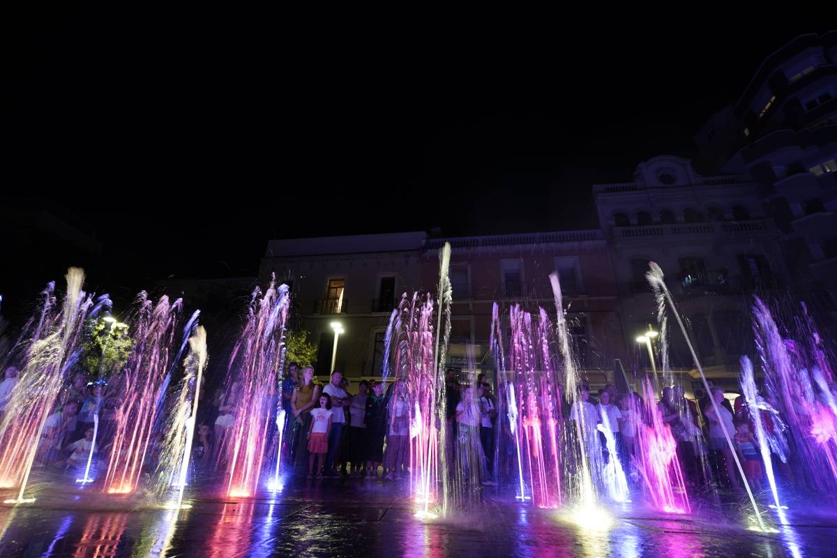 Un espectacle a les fonts del Passeig durant Festa Major