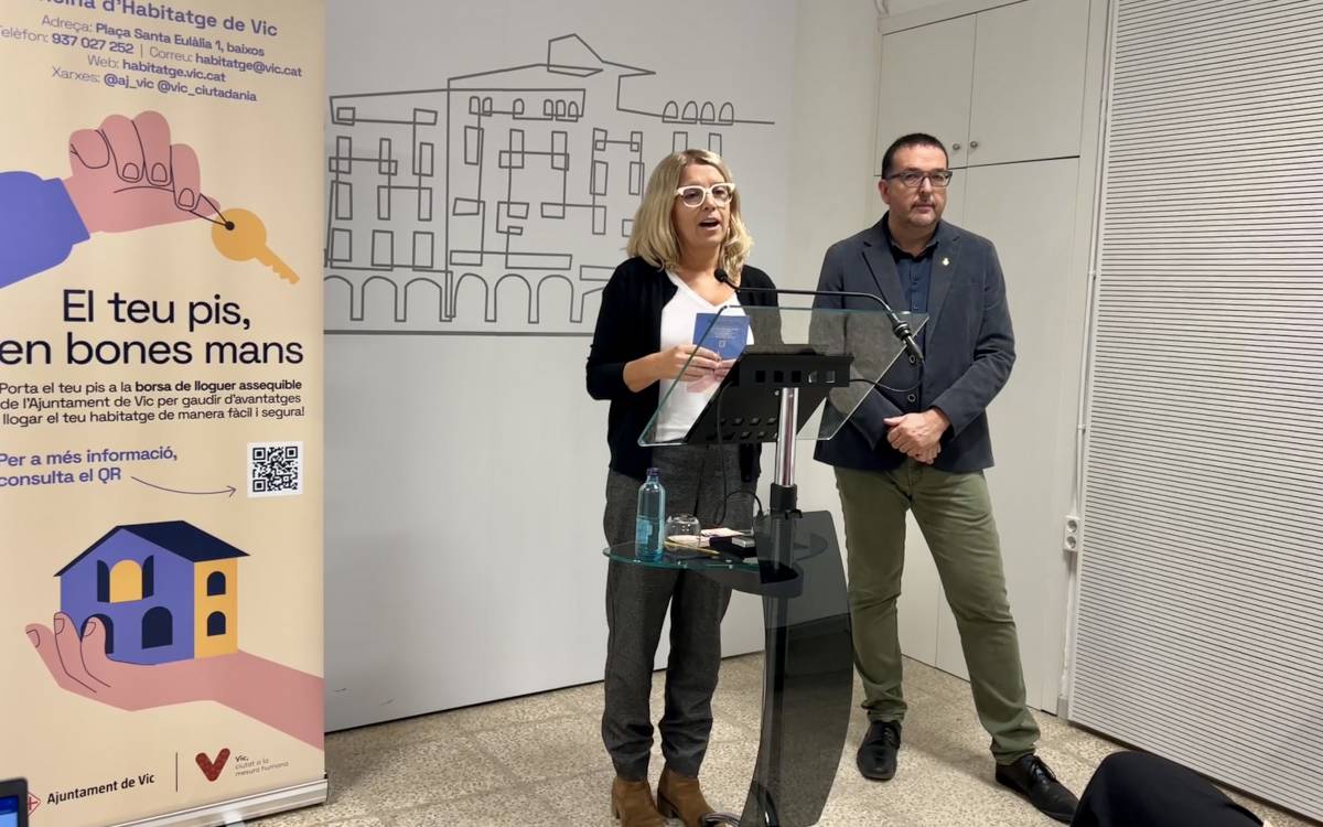 La regidora d`Habitatge de Vic, Núria Homs, i l`alcalde de la ciutat, Albert Castells.
