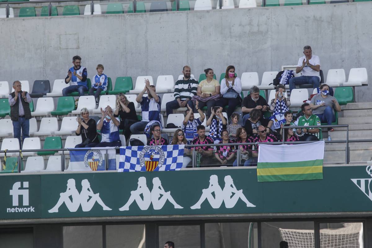 Arlequinats animant l'equip durant la victòria 0-4 la temporada 21/22 - David Chao