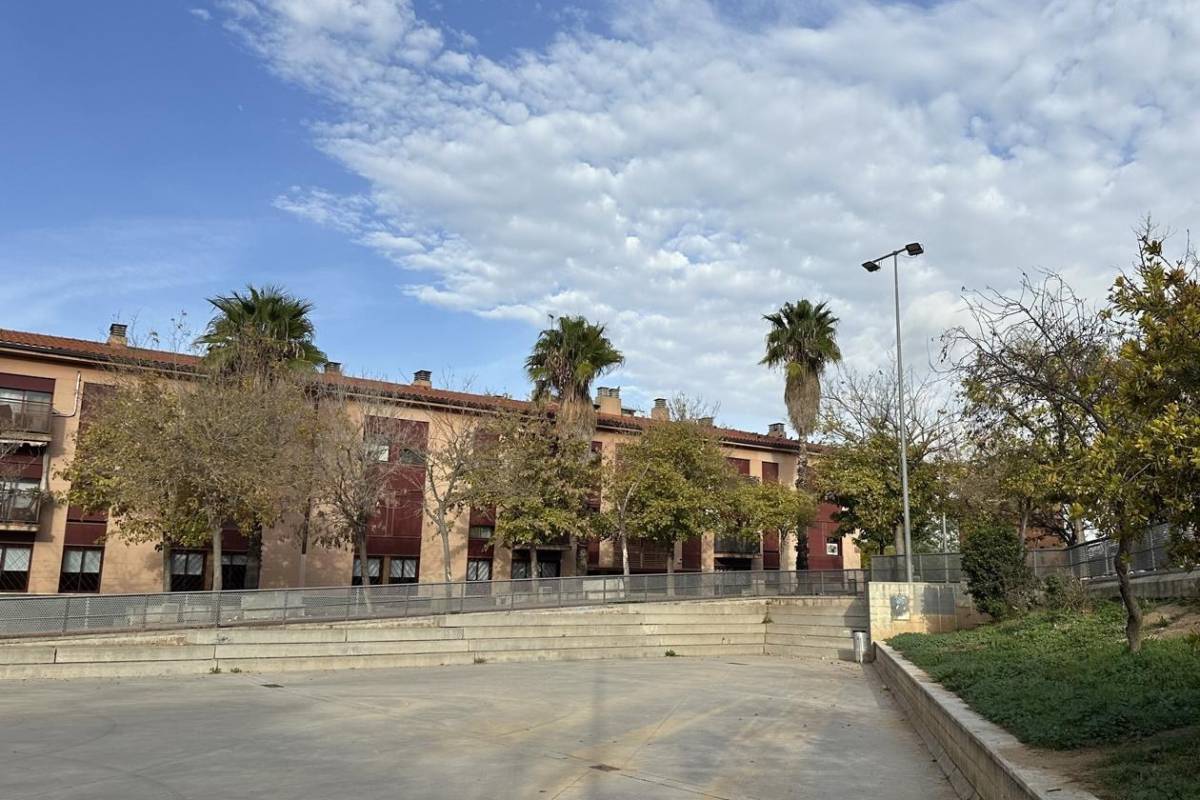 Nova il·luminació i canvis al mobiliari a la plaça de Miguel Hernández de Rubí