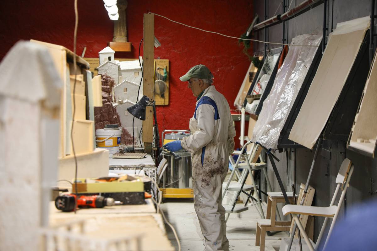 Els preparatius s`ultimen a l`Acadèmia Catòlica per a l`exposició de pessebres