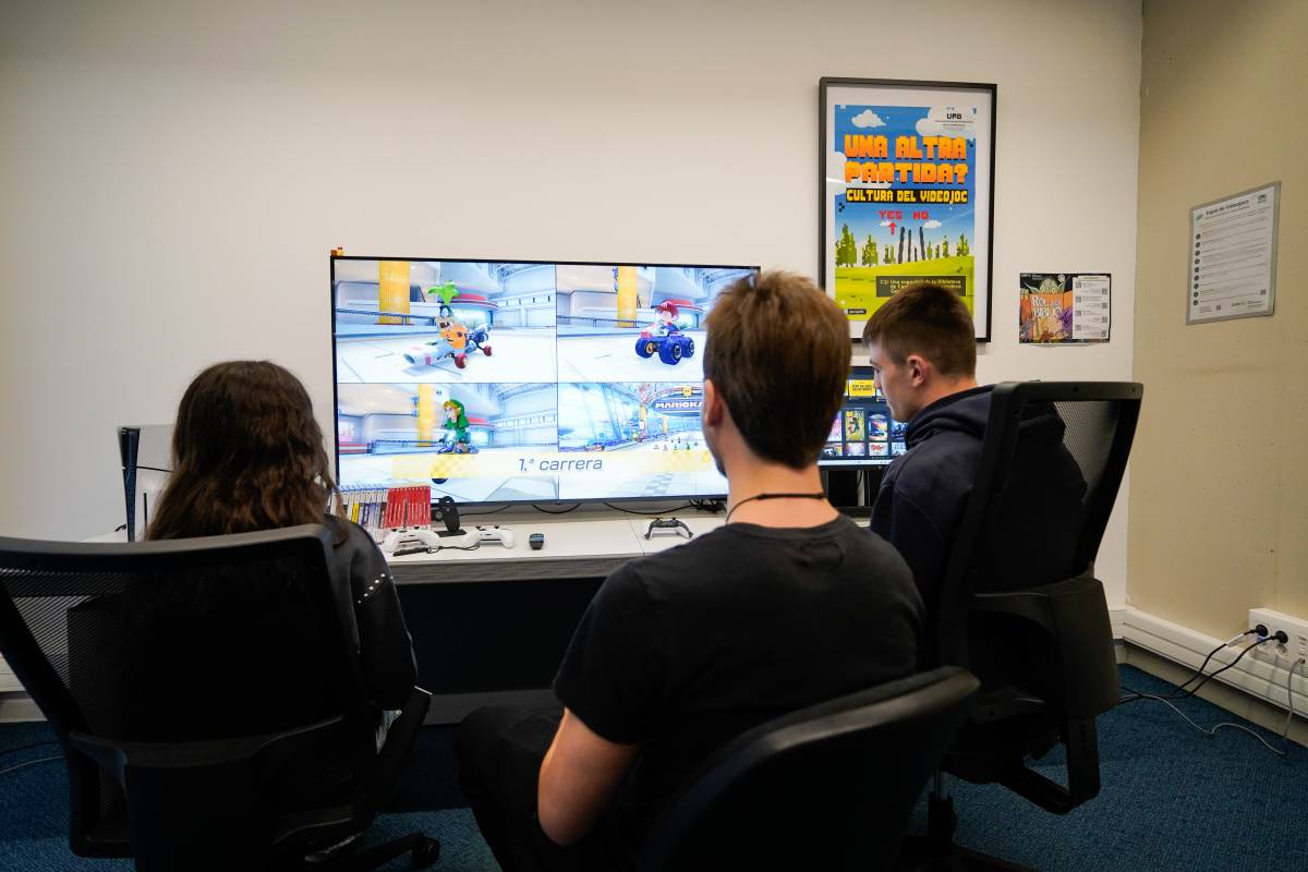 La UAB estrena una sala de videojocs inèdita: jugar una partida al Mario Kart envoltat de llibres