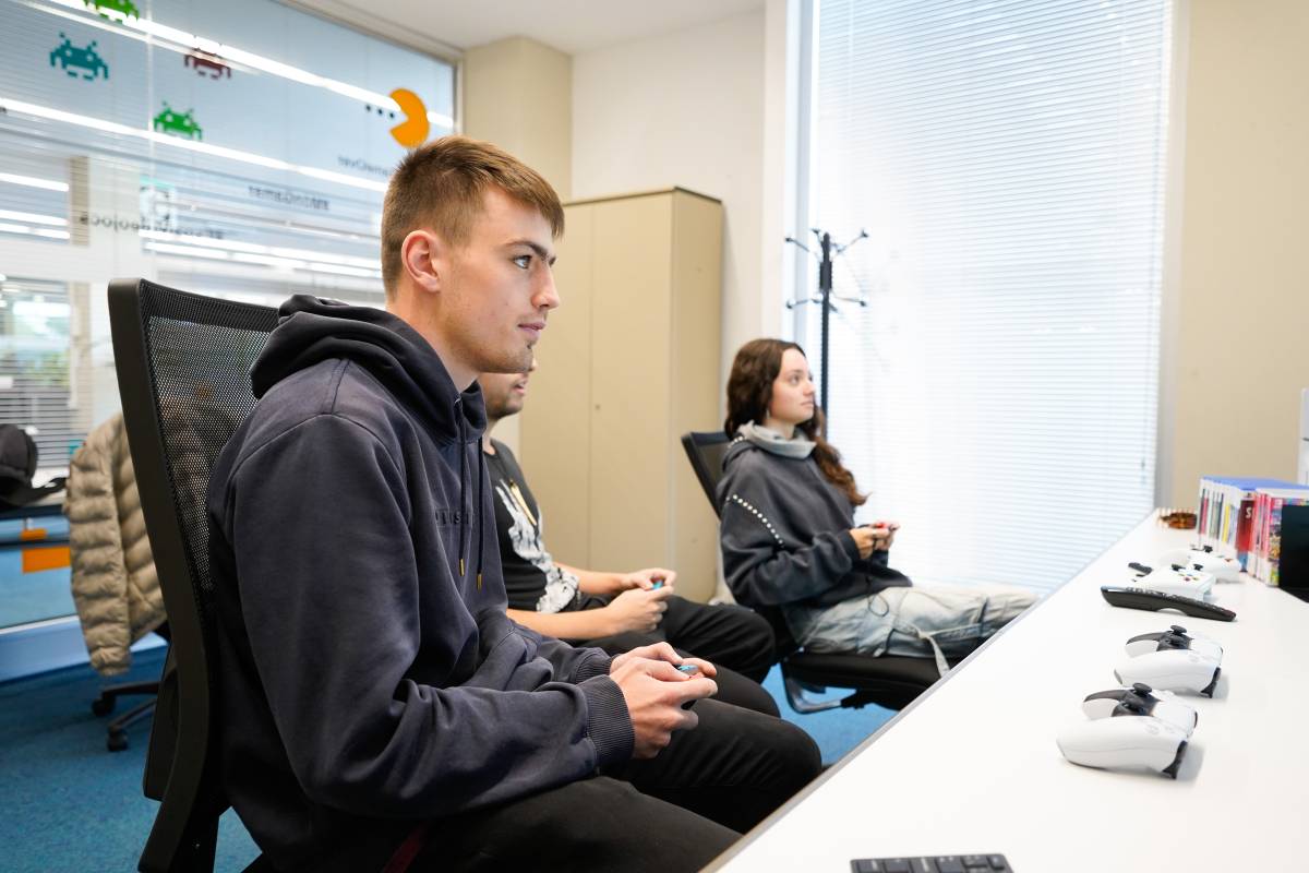 Usuaris a la nova sala de videojocs de la UAB