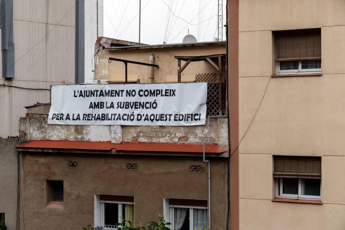 Una pancarta assenyala l`Ajuntament, a la finca malmesa del Carmel