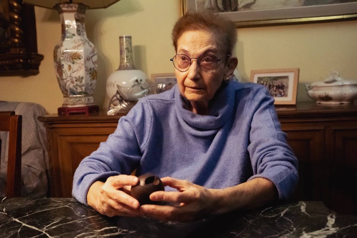 Blanca Serra sosté una bola de goma disparada per la policia armada, els - Otger Esteve Blanca Serra sosté una bola de goma disparada per la policia armada, els