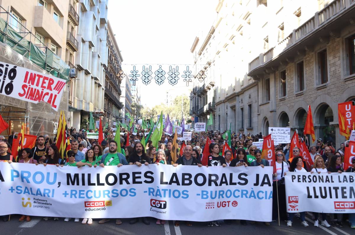 Manifestació massiva de docents a Barcelona per clamar millores al Govern: «Si no mouen fitxa, seguirem mobilitzant-nos»