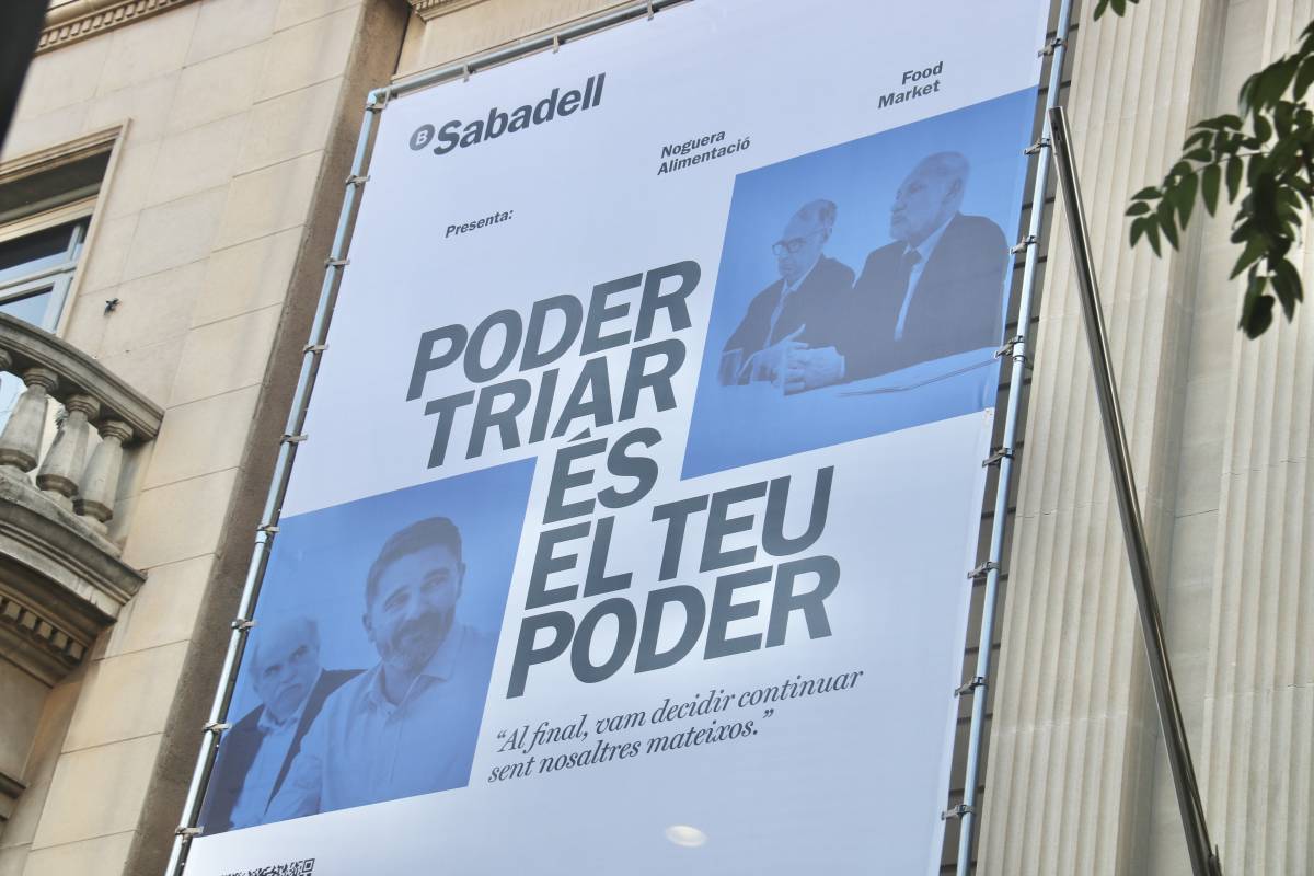 Cartell penjat a la façana de la seu social del Banc Sabadell - ACN