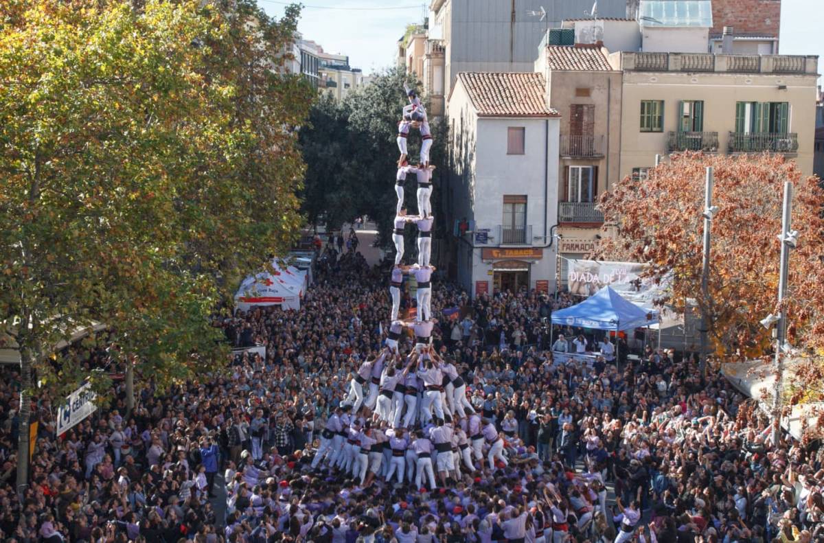 Els Minyons de Terrassa tornen als castells de deu en una Diada històrica a la plaça Vella