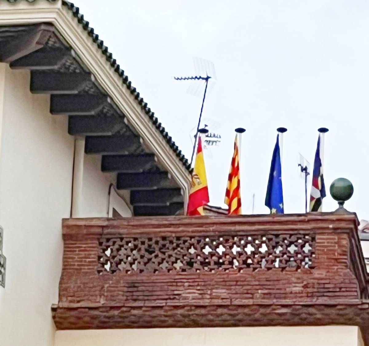 Sant Celoni penja la bandera espanyola per imposició de l'Estat