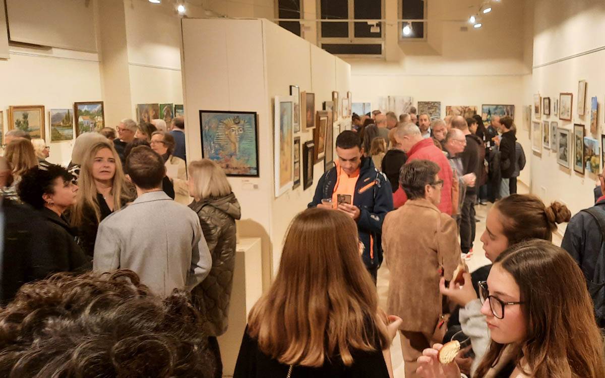 L'Exposició-Subhasta de l'Associació contra el Càncer de Manresa reuneix un centenar d'obres