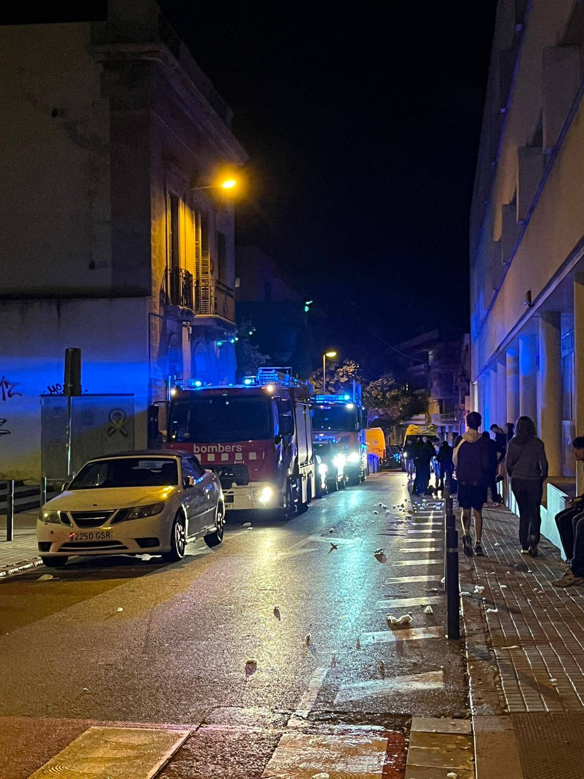 Evacuen tres homes després de xocar amb el cotxe a dins del pàrquing