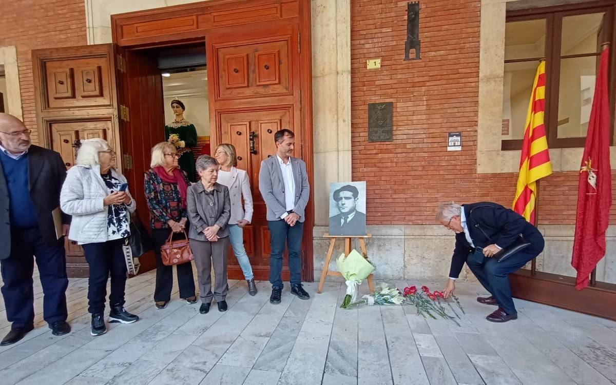 Tortosa homenatja l'alcalde Josep Rodríguez amb la instal·lació d'una llamborda a la porta de l'Ajuntament