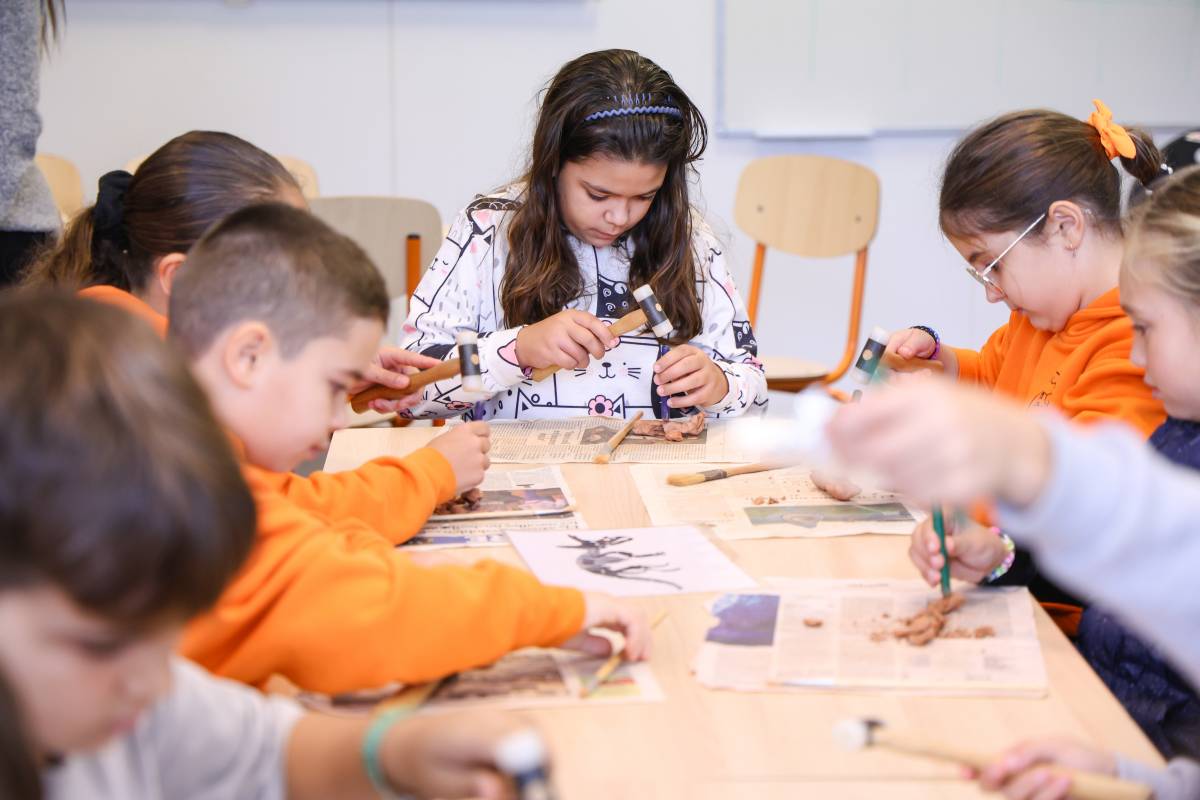Els alumnes de l'escola Can Deu fent l'activitat - Victor Castillo