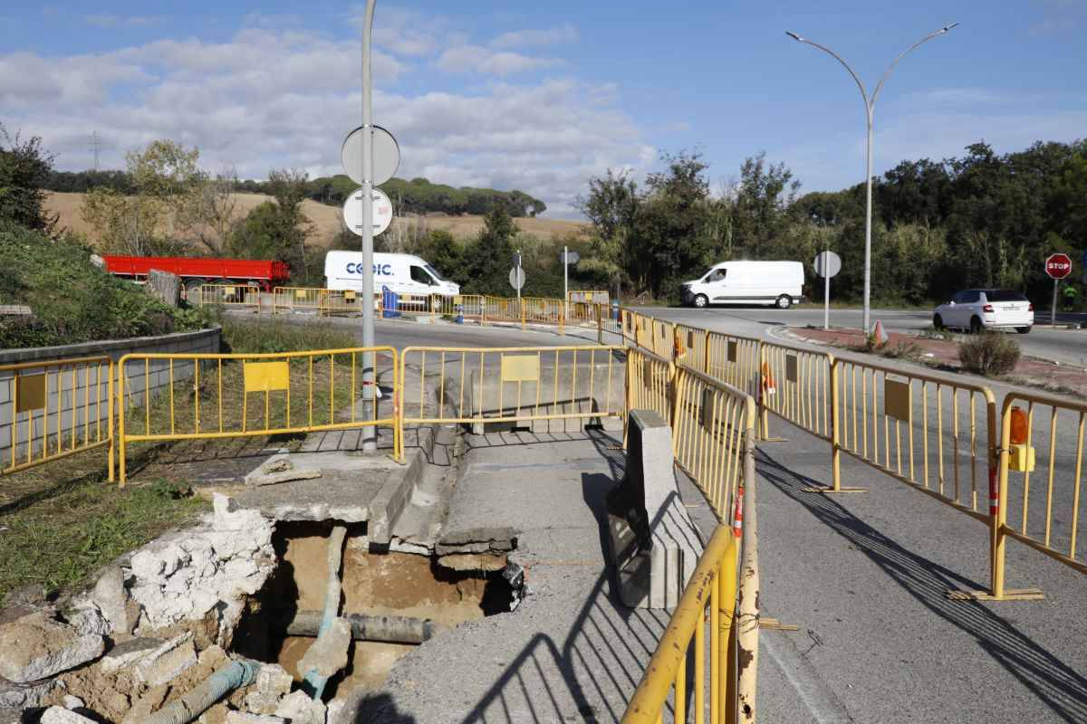 Investiguen l'origen d'un esvoranc d’uns cinc metres de profunditat en ple polígon