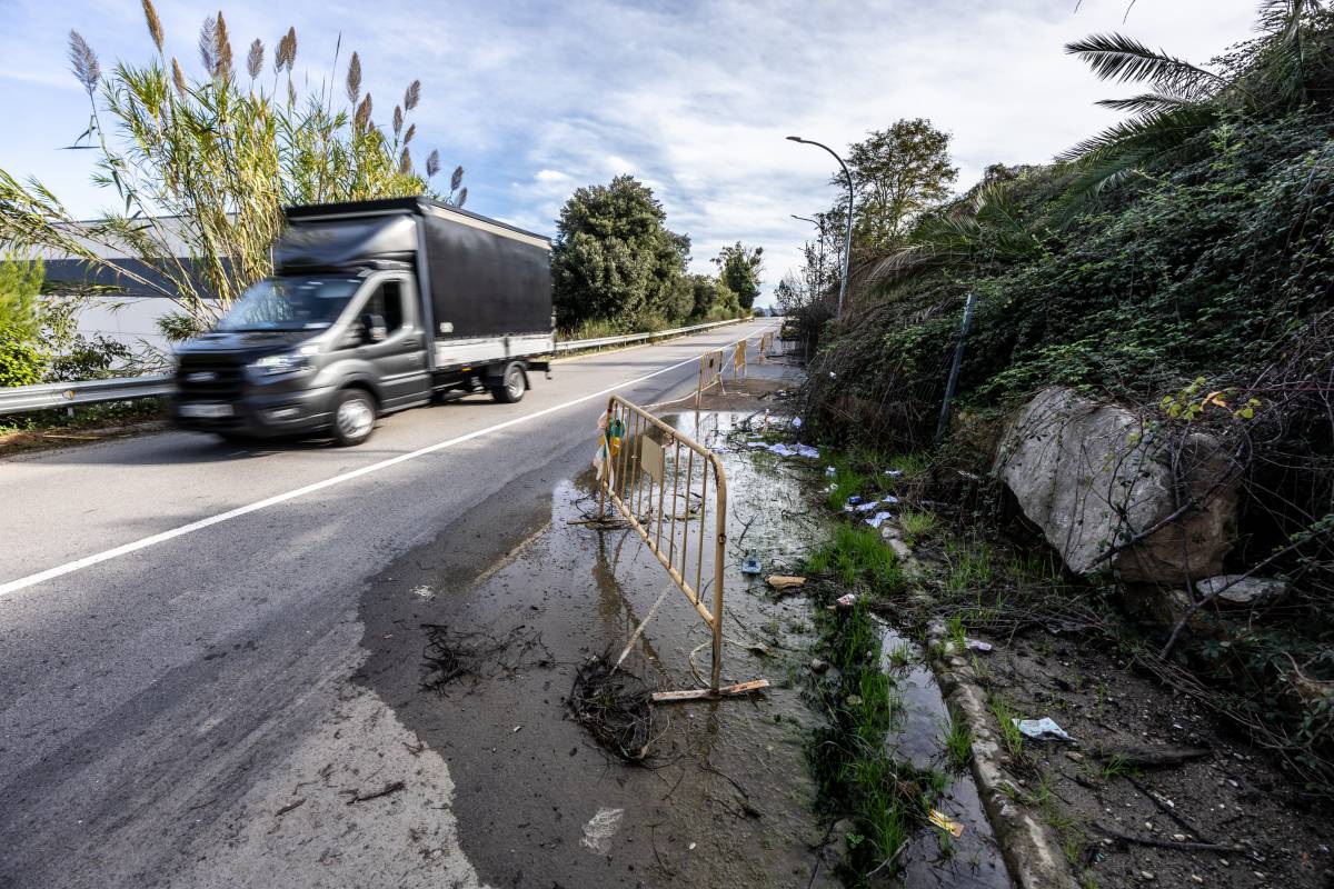 Mal estat a l`entrada del polígon Santiga - Juanma Peláez Mal estat a l`entrada del polígon Santiga