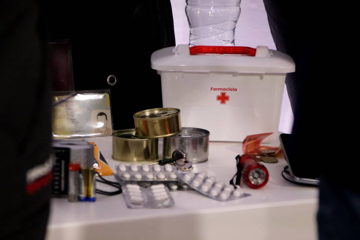 Ràdios de piles, medicaments o menjar en llauna: els imprescindibles del kit d'emergència del Govern