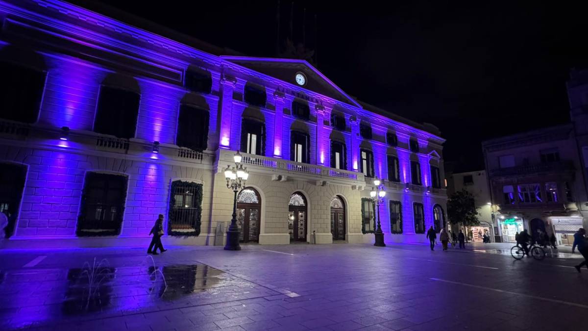 Per què es va il·luminar la façana de l'Ajuntament de color lila?