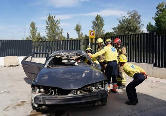 Una imatge de treball conjunt entre les unitats del SEM i els Bombers. - Hospital de Sant Celoni