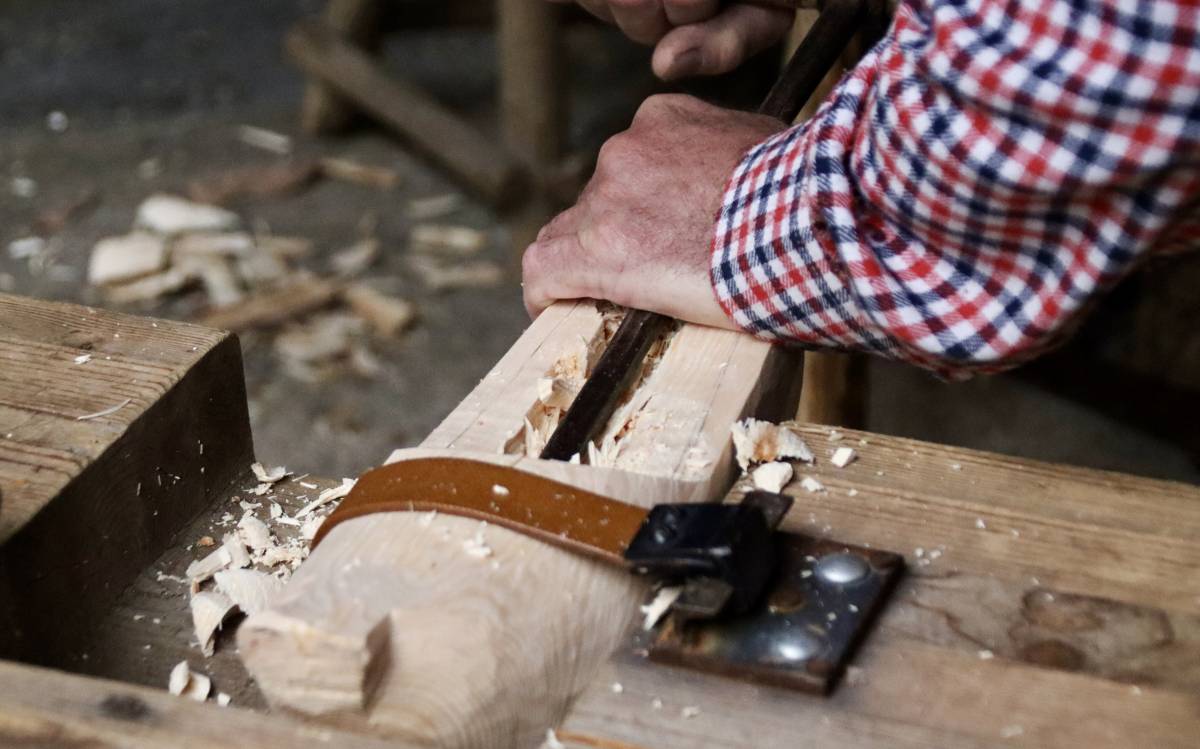 L`escloper de Taradell, Josep Pratdesaba, fent esclops al petit taller que té a casa seva.