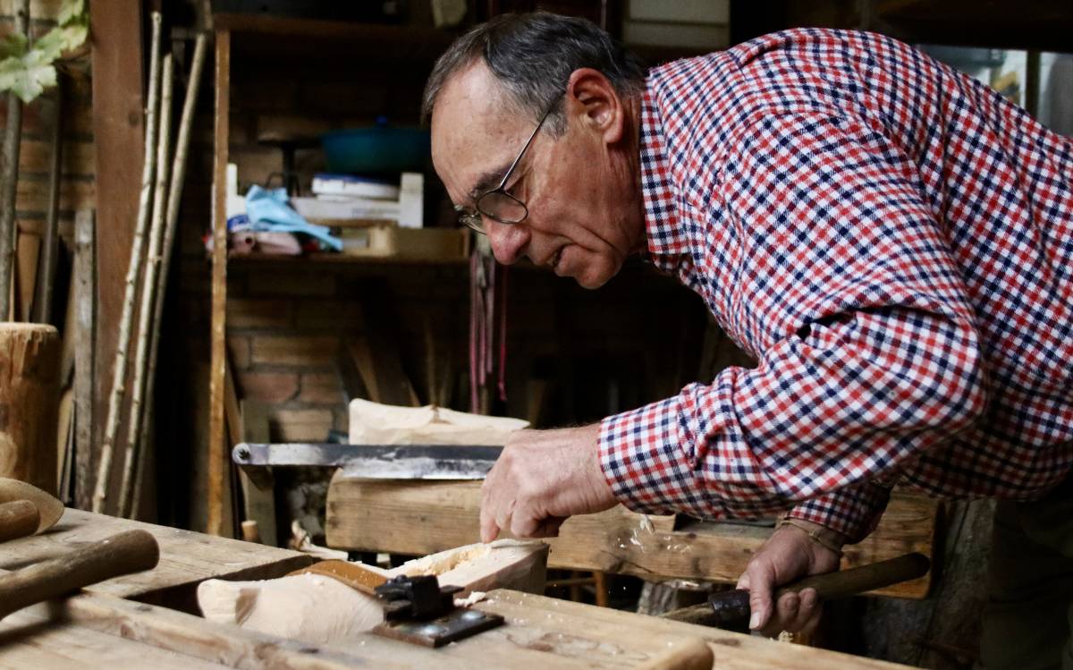 L`escloper de Taradell, Josep Pratdesaba, fent esclops al petit taller que té a casa seva.