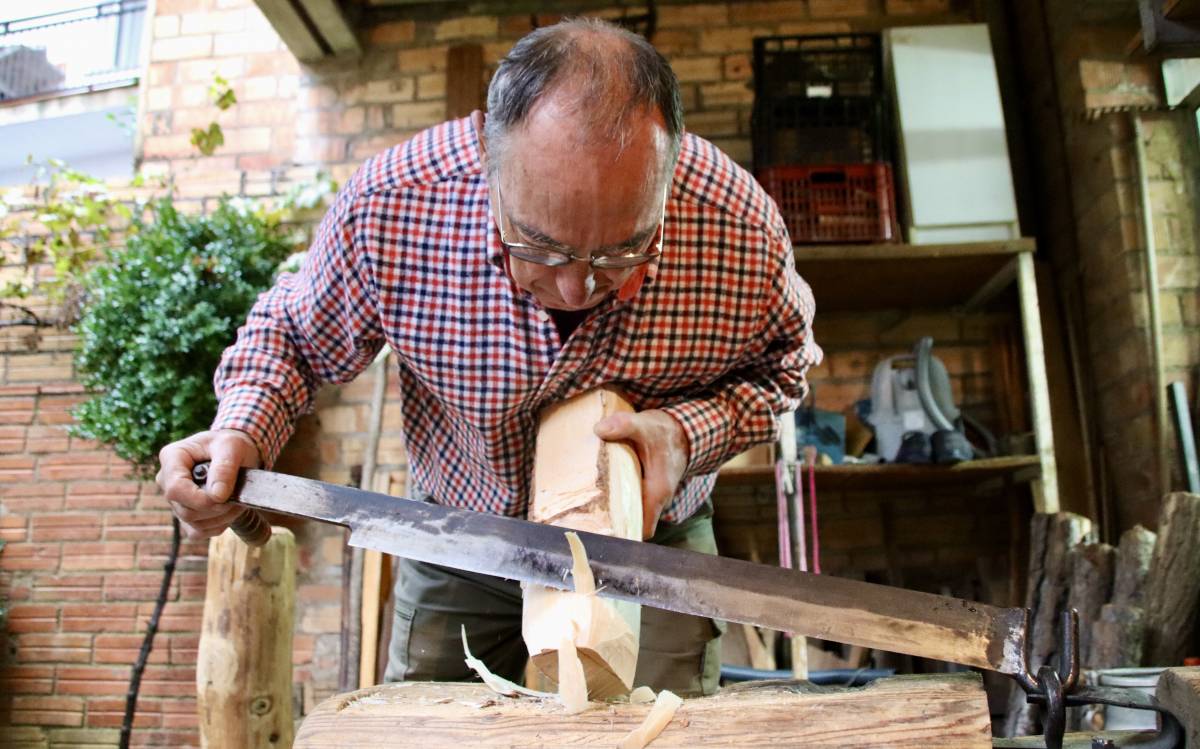 L`escloper de Taradell, Josep Pratdesaba, fent esclops al petit taller que té a casa seva.