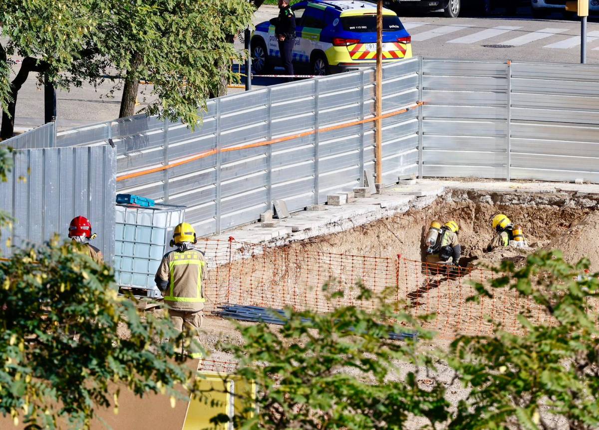 FOTOS | Evacuen una obra després de perforar una canonada de gas a Sabadell
