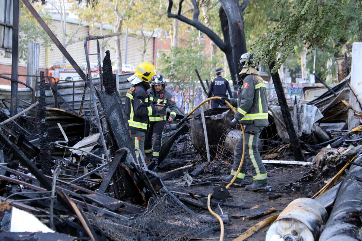 Dues persones ferides i sis barraques cremades en l'incendi d'un assentament a Barcelona
