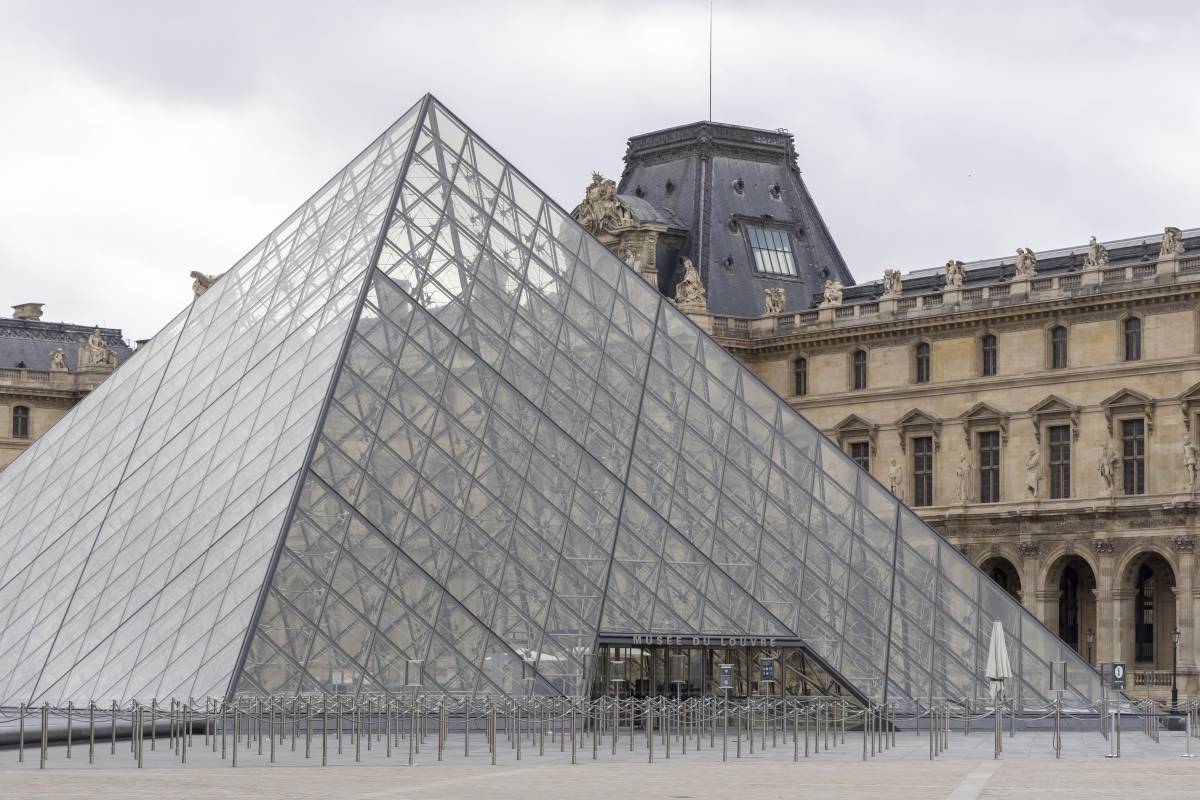 Més problemes al Louvre: tanquen una de les galeries per «debilitats estructurals»