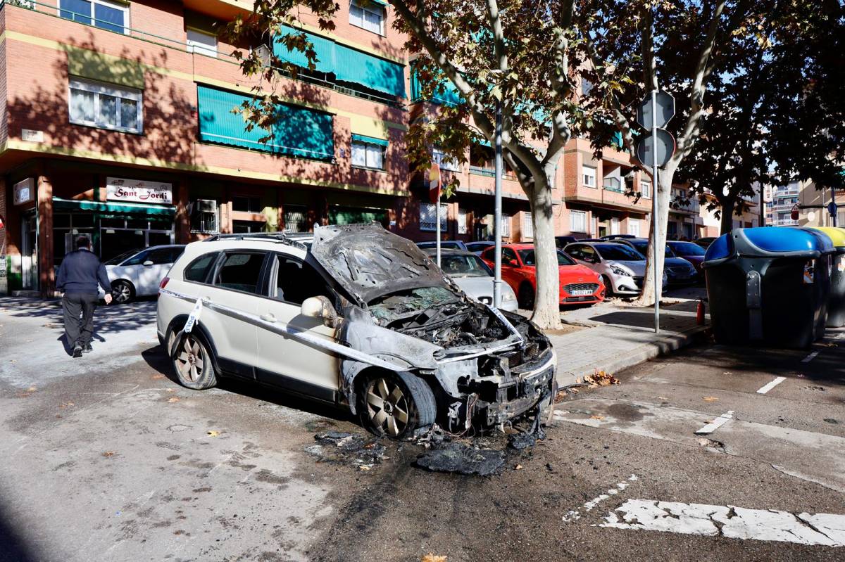 El cotxe després de la intervenció dels Bombers
